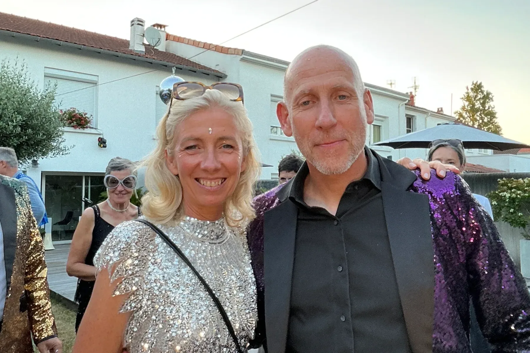 Photo originale de la soirée — tenues de fête