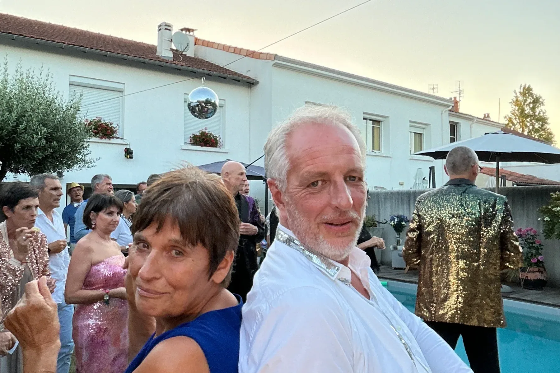 Photo originale — soirée bord de piscine