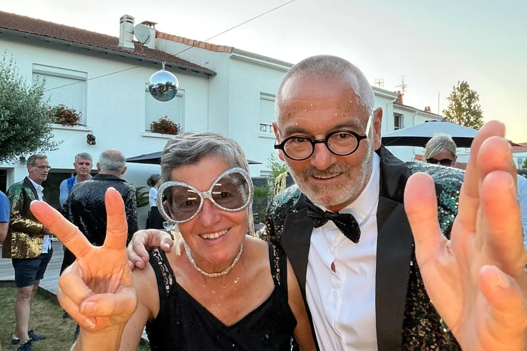 Photo originale — tuxedo et lunettes fantaisie