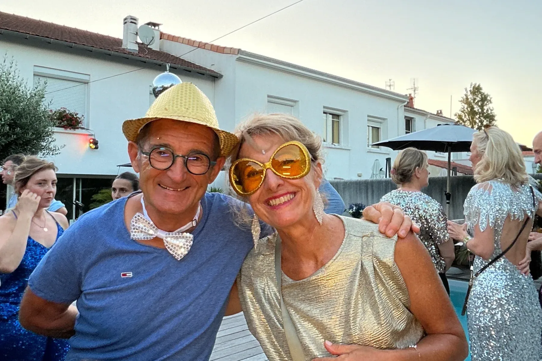 Photo originale — lunettes dorées et chapeau à paillettes