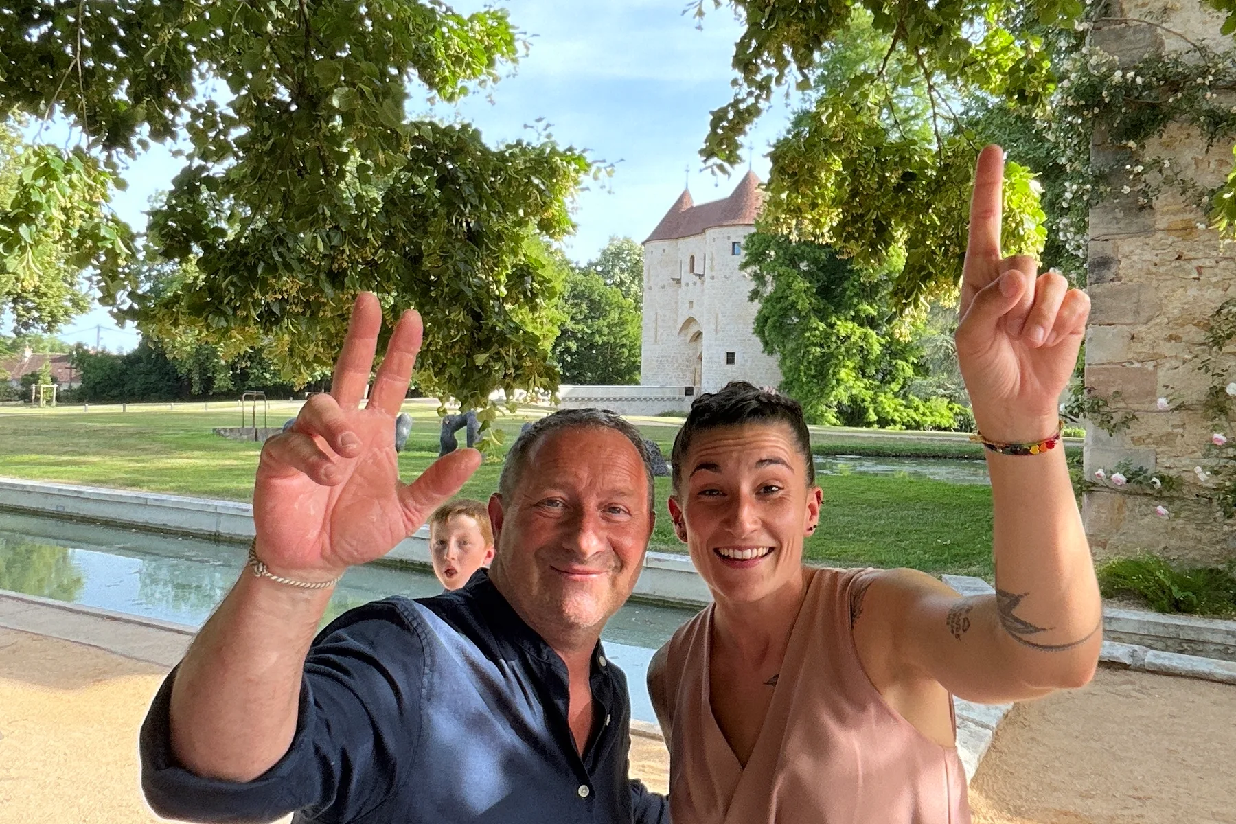 Photo originale — mariage château duo joyeux