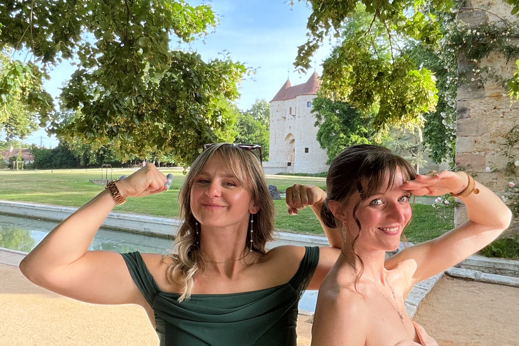Photo originale — mariage château duo féminin musclé