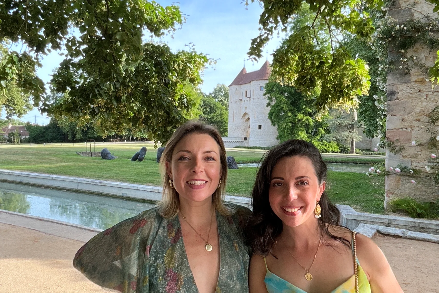 Photo originale — mariage château duo féminin élégant