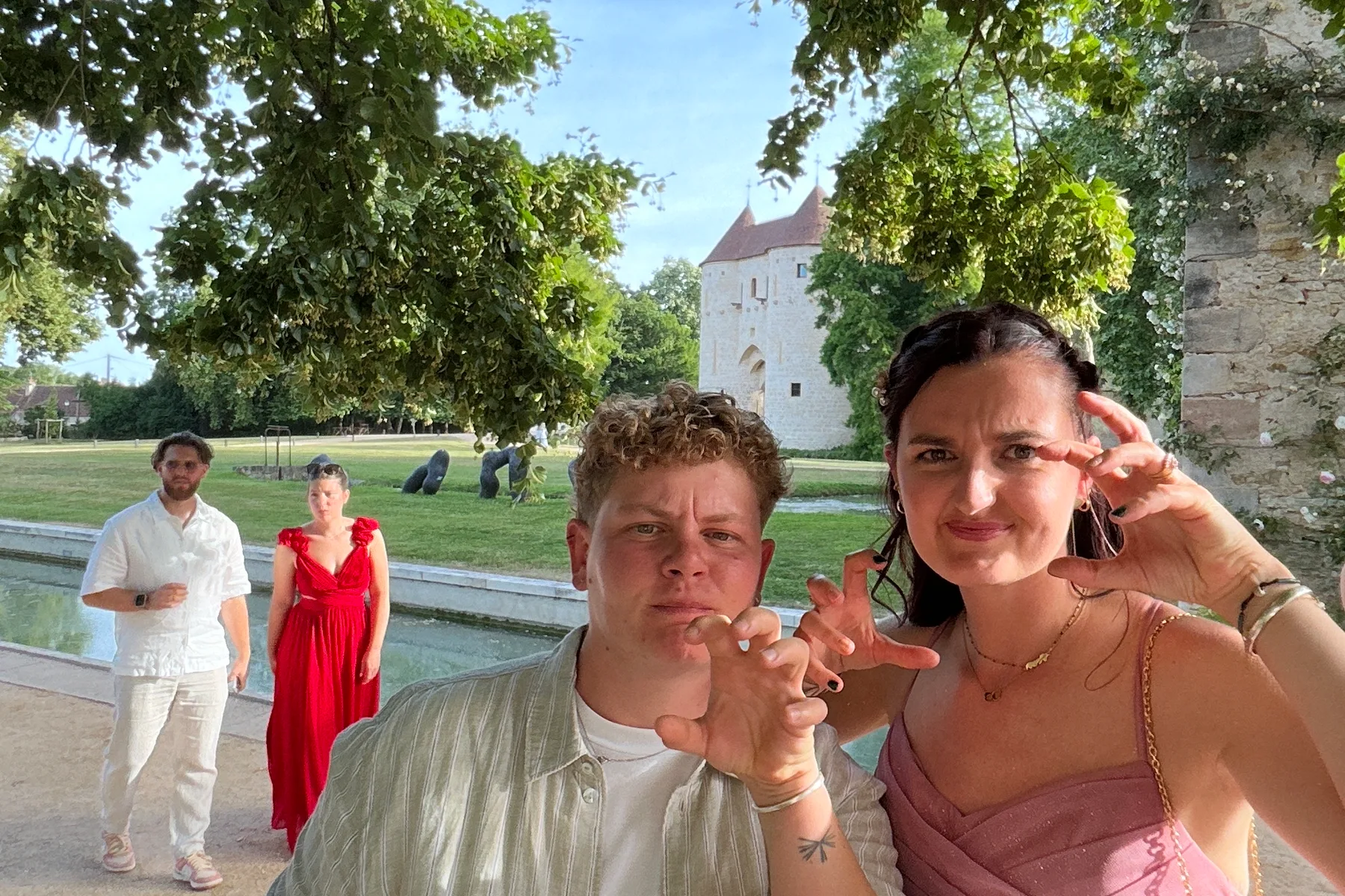 Photo originale — mariage château postures amusantes