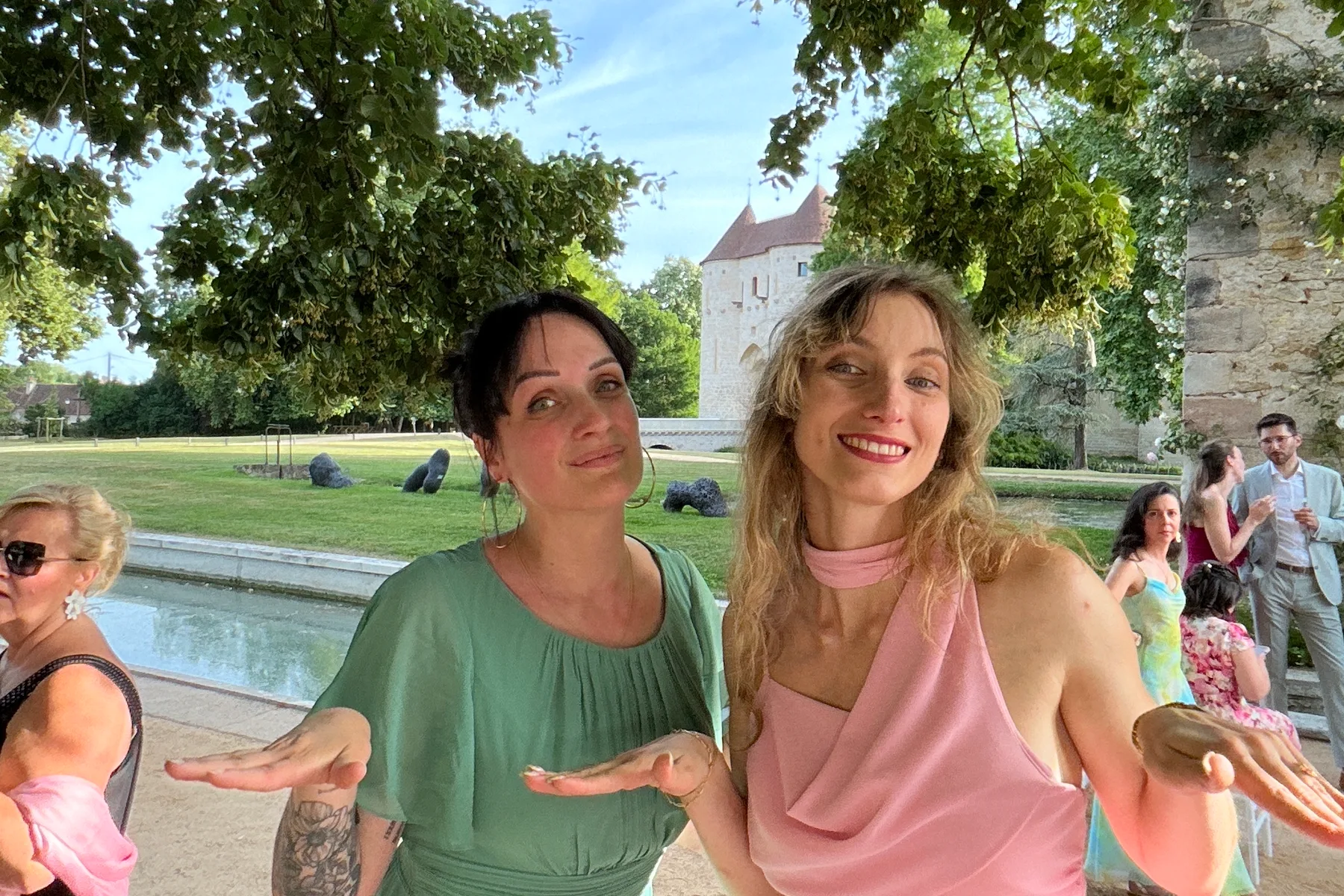 Photo originale — mariage château robes rose et verte