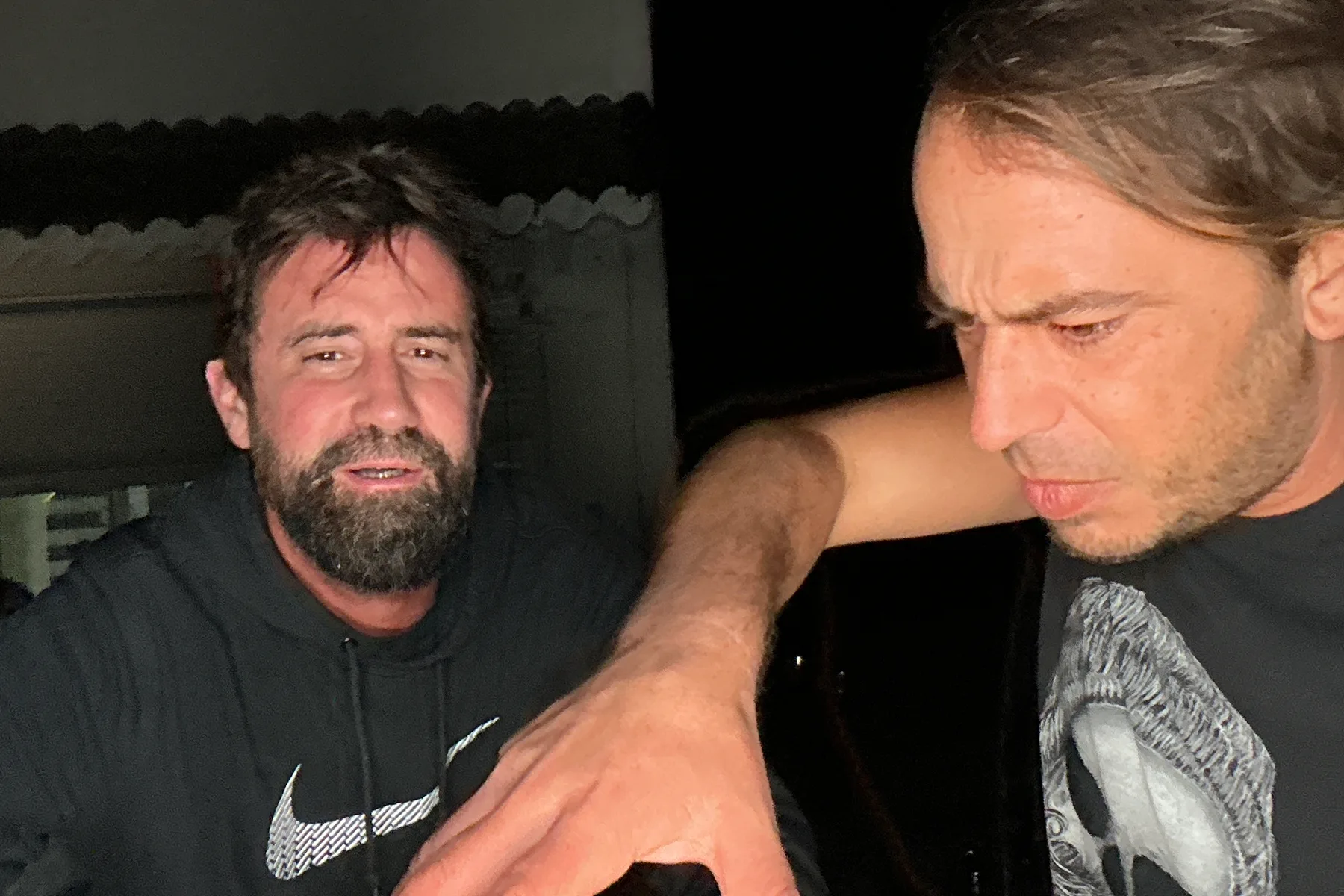 Photo originale — soirée entre amis, signe de la victoire