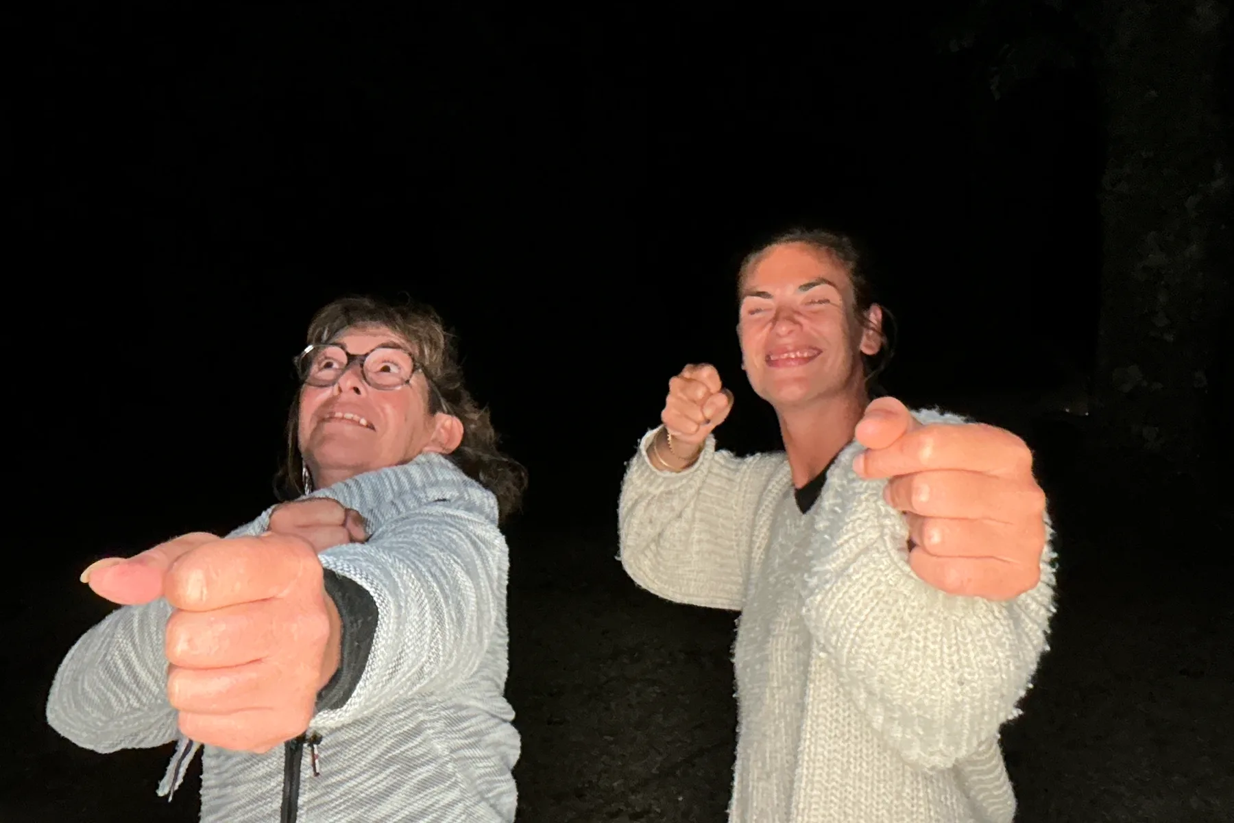Photo originale — duo complice en extérieur nocturne